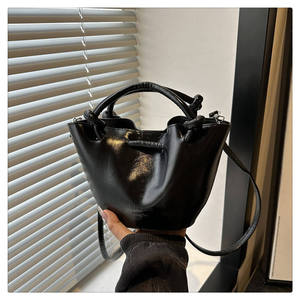 Bolso de mano multifuncional de PU con acabado de cera al aceite, estilo coreano minimalista, muy vendido y a la moda. - Product Image 1
