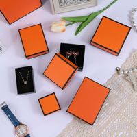 Stock de marco blanco y negro para caja de regalo de papel de estilo delicado para joyería parte inferior de tapa estampada para pulsera collar embalaje de joyería