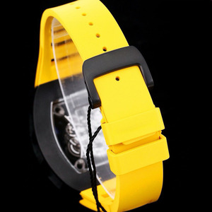 L'orologio di colore giallo presenta un design scheletrato e un vero tourbillon, rendendo IT un orologio meccanico da uomo di lusso - Product Image 6