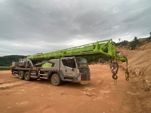 Grue à camion Zoomlion 25 tonnes 2020 ZTC251E, flèche à 5 sections de 42 m, équipée d'un bras articulé, d'un moteur, d'une boîte de vitesses et d'un PLC - Product Image 2