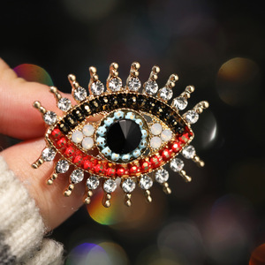 Broche de luxe œil porte-bonheur en alliage de zinc plaqué or avec strass en cristal, bijou unisexe tendance, cadeau - Product Image 2