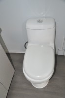 Toilettes portables écologiques modernes et durables, salle de bain mobile préfabriquée, construction en panneaux sandwich, garantie