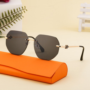 Gafas de sol personalizadas sin montura con corte de diamante para mujer, lentes de PC con protección UV400, estilo Instagram, montura grande, sensación de alta gama - Product Image 4