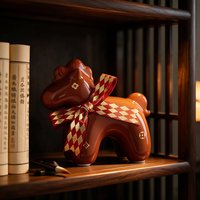 Vente en gros de statues de poneys porte-bonheur en céramique, boîte cadeau, figurine de cheval à motif rouge doré brillant avec ruban, ornement de décoration de table pour la maison