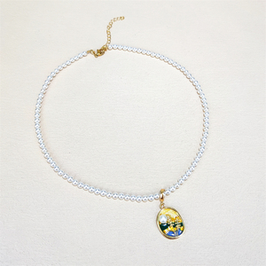 Collier plaqué or 18 carats avec pendentif papillon coloré style <span class=keywords><strong>Monet</strong></span>, coquillage naturel et perles, inspiré des jardins bohèmes - Product Image 1