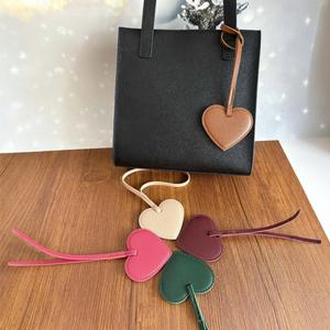 Etiqueta de equipaje en forma de corazón de cuero PU, colgante para bolso, llavero para mujer, superventas - Product Image 2