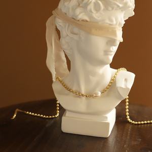 Collier pendentif en acier inoxydable de haute qualité avec perles naturelles rondes et chaîne plaquée or 18 carats - Product Image 3