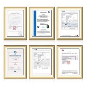 מתלה מעילים מעץ מעוצב בצורה אלגנטית עם ווים עגולים שטוחים בצבע שחור מט וסוגריים גדולים בצבע שחור מט מבריק - Product Image 5