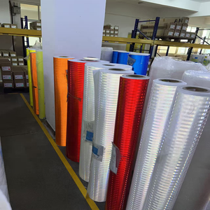 一种粘性可打印反光带，由反光乙烯基材料制成，用于交通安全。 - Product Image 2