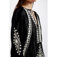 2025 gros personnalisé luxe femmes français ouvert bohème style européen nouveau brodé floral col en v dentelle manches noires robe