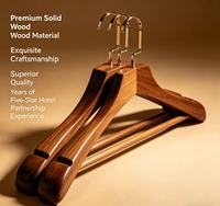 Cintre en bois de luxe de haute qualité pour hôtels de prestige avec logo personnalisé, design écologique pour costumes et manteaux