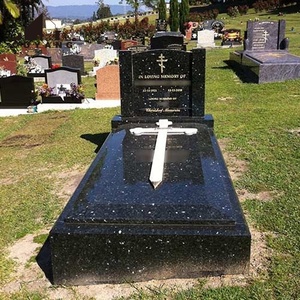 Décoration de cimetière en gros, style européen, <span class=keywords><strong>pierre</strong></span> <span class=keywords><strong>tombale</strong></span> en granit noir, moderne, polie, avec motif de croix religieuse - Product Image 1