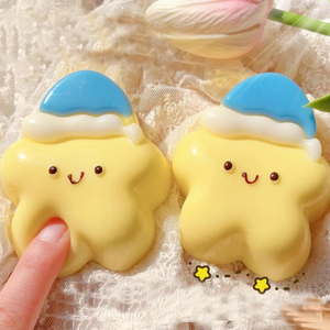 ของเล่นบีบสตาร์สีเหลืองน่ารักแบบใหม่ พร้อมหมวก เนื้อนุ่มเหนียว พกพาสะดวก ของขวัญคลายเครียดสำหรับเด็กและผู้ใหญ่ เพื่อช่วงเวลาผ่อนคลาย - Product Image 1