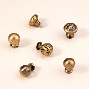 Poignées et boutons de meubles vintage français rétro de style américain en laiton finition brossée pour tiroirs, portes de placard et armoires - Product Image 2