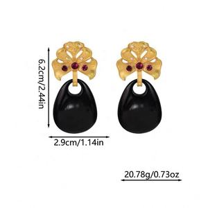 Boucles d'oreilles créoles vintage tendance géométriques en argent avec résine noire et feuille d'or, accessoires pour femmes - Product Image 6