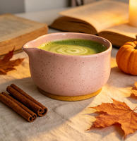Bol à matcha en céramique rose mat rustique avec bec verseur, design personnalisé, accessoire japonais pour le thé matcha