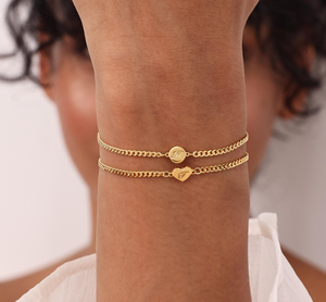 Nouveaux bracelets pour femmes en acier inoxydable gravés personnalisés, mini-charmes en forme de cercle et de cœur, chaîne fine, nom empilable, bijoux délicats - Product Image 1