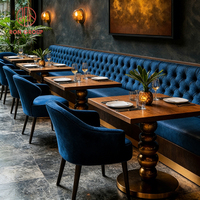 Muebles de Lujo Modernos para Restaurante Comercial: Mesa de Acero y Madera, Sillas de Terciopelo Azul Rey, Sofá y Asientos de Cabina
