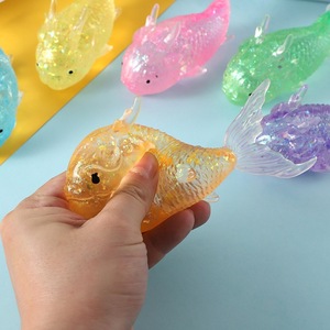 Juguete Sensorial Antiestrés de Pez Koi con Purpurina, TPR Elástico para Apretar, Regalo para Niños - Product Image 2