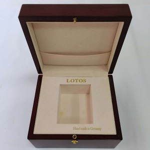 Boîte à montres en bois Lotos, rectangulaire, rouge, haute brillance, protection pour bijoux, fabrication artisanale en Allemagne - Product Image 1