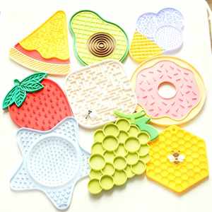 Alfombrilla para lamer para perros y gatos con diseño de helado de frutas y miel, con ventosas para aliviar la ansiedad y para una alimentación más lenta - Product Image 1