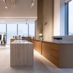 Juego de Muebles de Madera Maciza de Alta Calidad, Vitrina de Exhibición, Diseño Interior de Boutique de Ropa, Solución Integral para Proyectos - Product Image 3