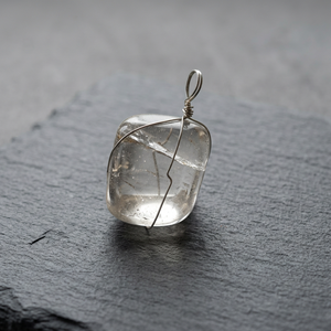 Pendentif de mariage unisexe en quartz cristal et strass, enroulé sur fil - Product Image 2