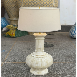 Lampes élégantes d'incrustation d'os avec une base arrondie classique et une colonne sculptée, disponibles aux prix de gros. - Product Image 1