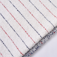 Tissu en tweed bouclé blanc de style français, tissé texturé à rayures rouges et bleues teintes en fil, pour manteau, veste, blazer, jupe