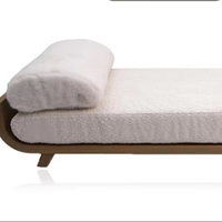 Lit surélevé pour animaux de compagnie en bois massif minimaliste avec coussin rebondi moelleux et matelas texturé lavable