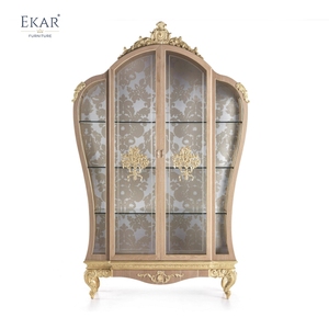 Armoire de salle à manger de style italien: sculptures ornées, portes en verre et accents dorés pour une présentation élégante - Product Image 1