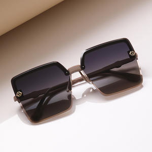 Gafas de sol cuadradas de gran tamaño estilo europeo para mujer, montura negra, lentes TAC, protección solar polarizada antideslumbrante UV400 - Product Image 4