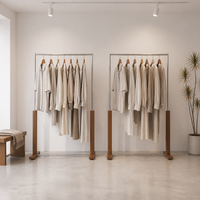 Porte-vêtements sur pied avec base en noyer et structure chromée, présentoir à vêtements, taille personnalisée en usine