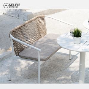 Conjunto de Comedor de Exterior de Ratán Sintético con Estructura de Aluminio Moderna y Duradera, con Sofá, Banco y Mesas de Patio para Sala de Estar - Product Image 3