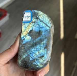 Natuurlijke hoogwaardige helende blauwe flash labradoriet vrije vormen steen gepolijst onregelmatige vorm modetrend - Product Image 1