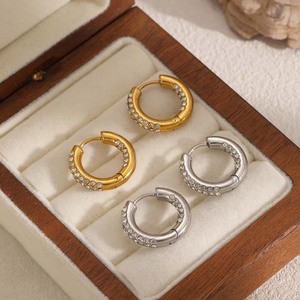 Pendientes Huggie de acero inoxidable con cristales de circonita, pendientes de aro para mujer, uso diario, diseño geométrico, tono dorado y plateado - Product Image 2