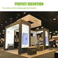Comptoir portable Yota 10x10 pour salons professionnels avec éclairage LED SEG et stand en tissu lumineux pour exposition