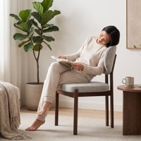 Chaise de salle à manger ergonomique moderne ST-25185, revêtement en tissu gris clair avec pieds en bois massif couleur noyer, pour usage hôtelier