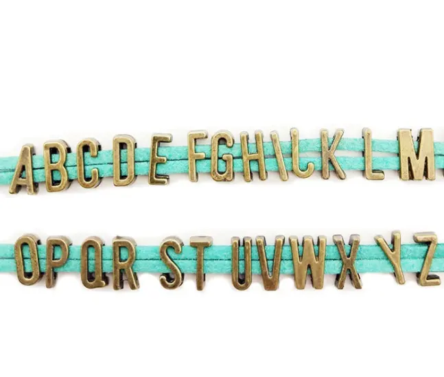 26 unids/set A-Z alfabeto inicial carta diapositiva encantos cuerda de la correa de accesorios de la joyería de metal vintage carta diapositiva encantos