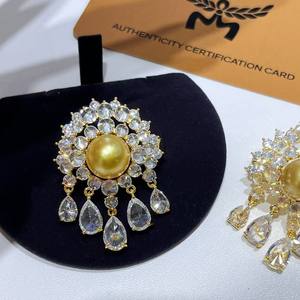 Nouvelle broche de poitrine élégante et polyvalente en perle d'or de Nanyang, design de perle de mer dynamique pour femme, motif d'aile - Product Image 3