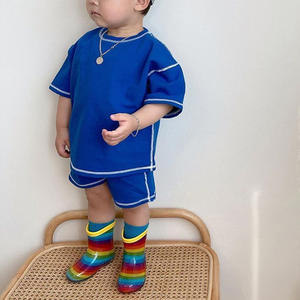 HT23D107035 ชุดเสื้อผ้าเด็กผู้ชาย 2 ชิ้น แฟชั่นฤดูร้อนมาใหม่ เสื้อยืดสีเบจฟ้าลายด้ายพร้อมกางเกงขาสั้น - Product Image 2