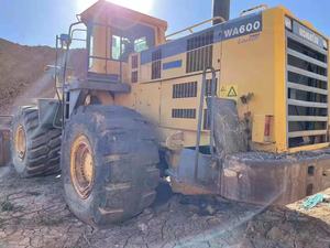 Chargeuse sur pneus Komatsu WA600-3 d'occasion de haute qualité, provenance Japon, excellent état, pompe hydraulique Kawasaki incluse, moteur 13 tonnes - Product Image 3