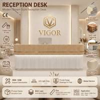 Comptoir de réception incurvé de style crème moderne, avec façade cannelée et éclairage LED, pour salon de beauté, spa, clinique