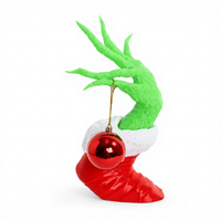 Décoration murale style Grinch avec ornement boule rouge, monstre vert à suspendre, décorations festives pour Noël et fêtes à la maison