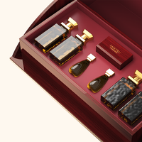 Organisateur de flacons de parfum en bois de qualité supérieure avec insert découpé sur mesure, intérieur rouge intense pour une présentation de parfum de luxe