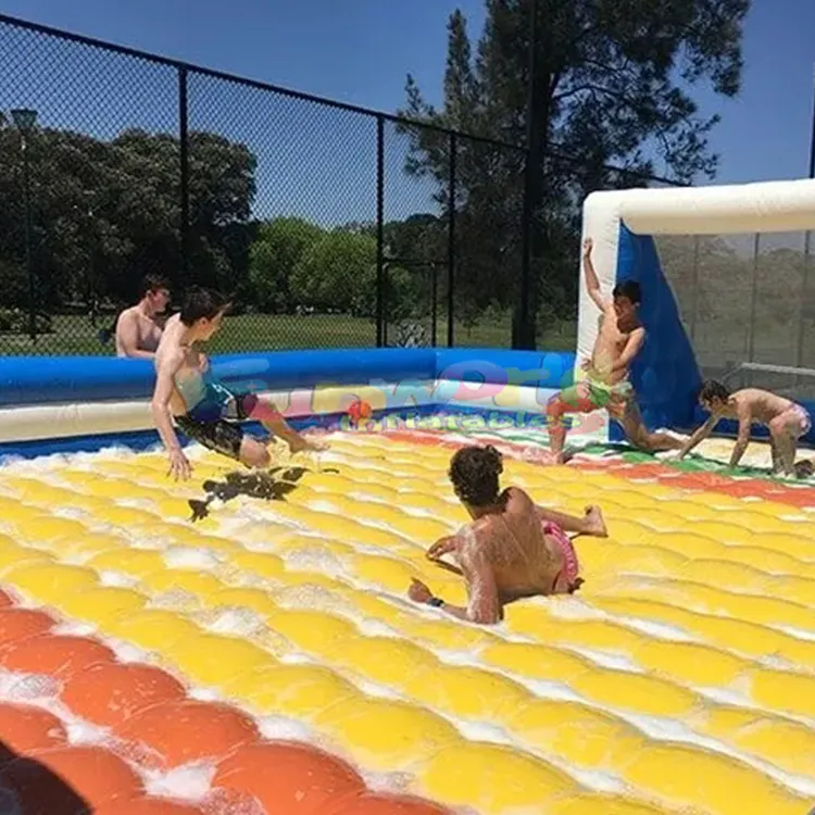 Juego de agua al aire libre comercial jabón de fútbol inflable campo de fútbol con área de salto para adultos y niños estadio jabonoso