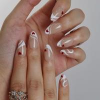 Offre Spéciale – Ongles à presser en acrylique blanc nude, motif tourbillon, French manucure, cœur rouge moyen peint à la main, forme amande – Vente en gros