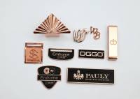 Plaque métallique carrée rétro personnalisée avec logo gravé, étiquette métallique pour sac à main et mobilier – Vente en gros