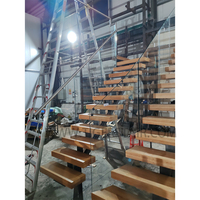 Moderne Stahl-Holz-Treppe für Villen-Innenräume Maßgefertigte Innen-Geradtreppe mit Holzstufen Mono-Stringer-Treppe
