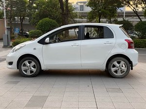 Toyota Yaris 1.6L Automático Hatchback Usado de 2011 – Auto Compacto Japonés Confiable, Excelente Economía de Combustible para Conducción Urbana - Product Image 3